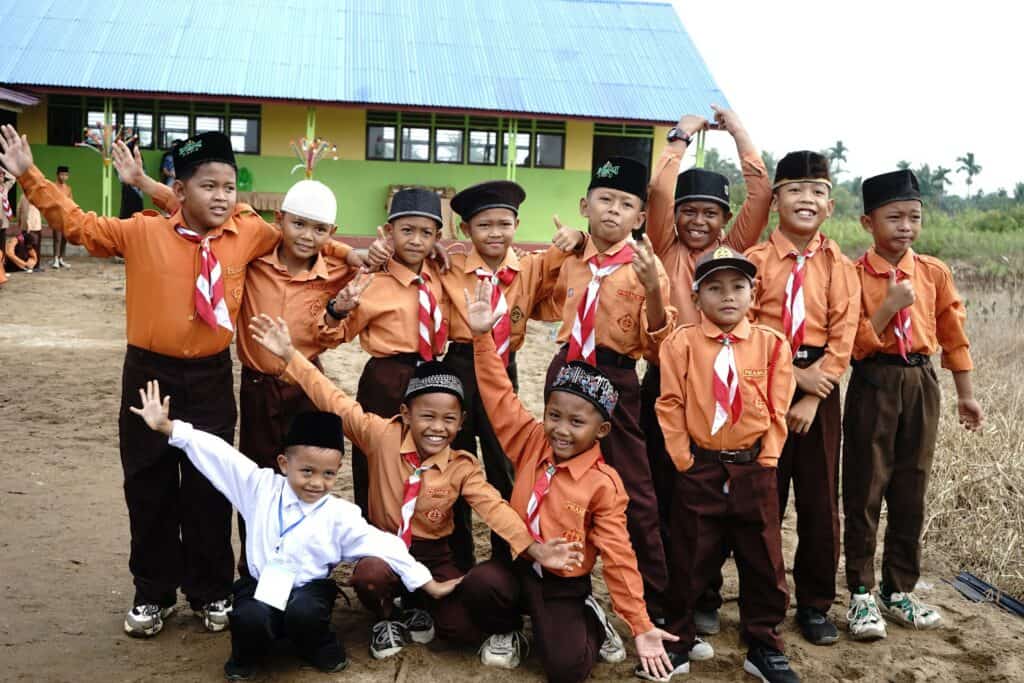 Siswa MIS Nurul Huda Desa Pulau Palas, Kecamatan Tembilahan Hulu, Kabupaten Indragiri Hilir, berfoto di bangunan baru sekolahnya, Kamis (18/07/2024).