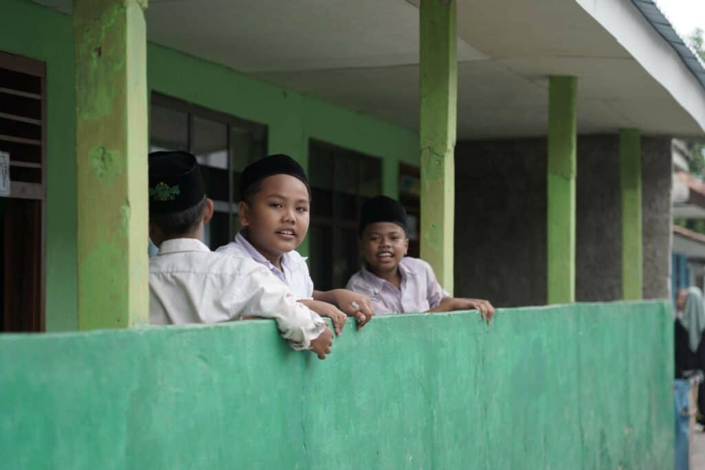 Suasana sepulang sekolah para siswa MI Mathla’ul Anwar - Bojong Abuya Desa Karehkel, Leuwiliang, Bogor, Rabu (17/07/2024).