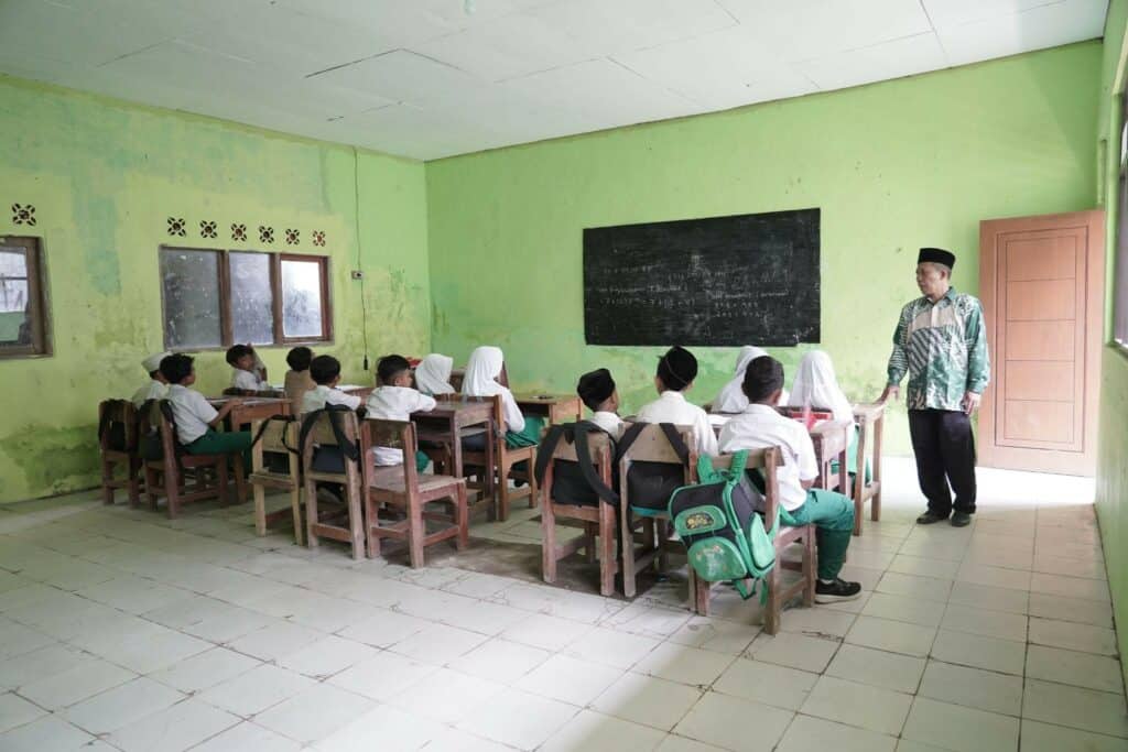 Suasana ruang kelas MI Mathla’ul Anwar - Bojong Abuya Desa Karehkel, Leuwiliang, Bogor, pasca renovasi Rabu (17/07/2024).