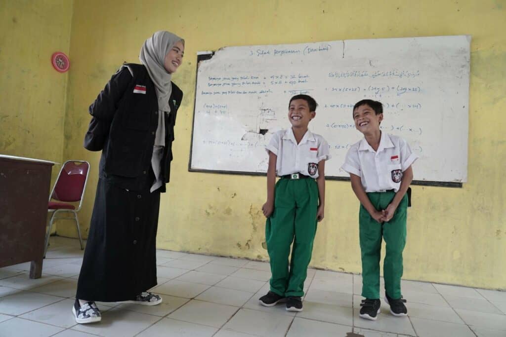 Potret Ferdiansyah dan Andreansyah (11), siswa kelas 4 MI Mathla’ul Anwar - Bojong Abuya Desa Karehkel, Leuwiliang, Bogor. Mereka riang dalam ruang kelas suasana baru, Rabu (17/07/2024).