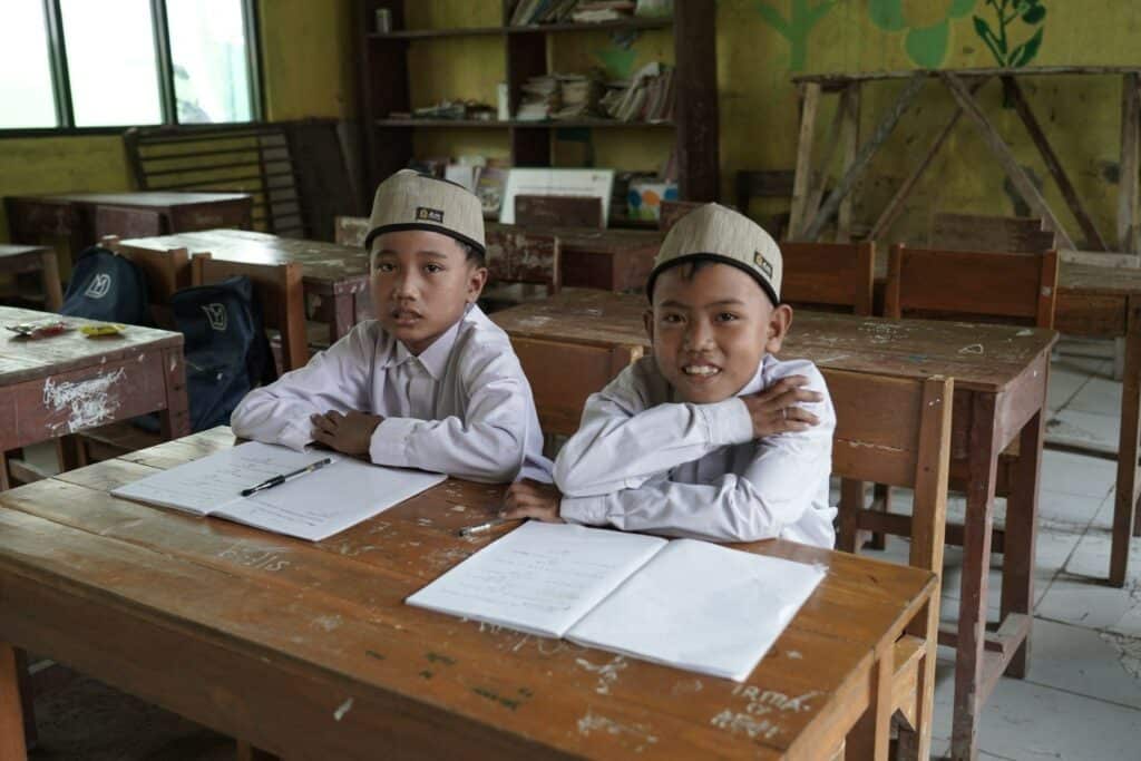 Potret Fajar (11) dan Subur (10), siswa kelas 4 MI Mathla’ul Anwar - Bojong Abuya Desa Karehkel, Leuwiliang, Bogor.