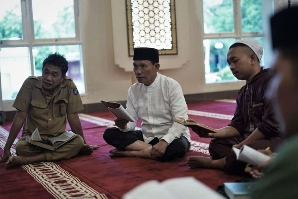 Nur Alam Bashir Kr. Beso (tengah), salah satu santri FHQ Jeneponto, yang juga seorang Kepala Dinas Pendidikan Jeneponto 2017-2023) saat mengikuti aktivitas belajar Forum Halaqah Qur’an di Masjid Agung Jeneponto.