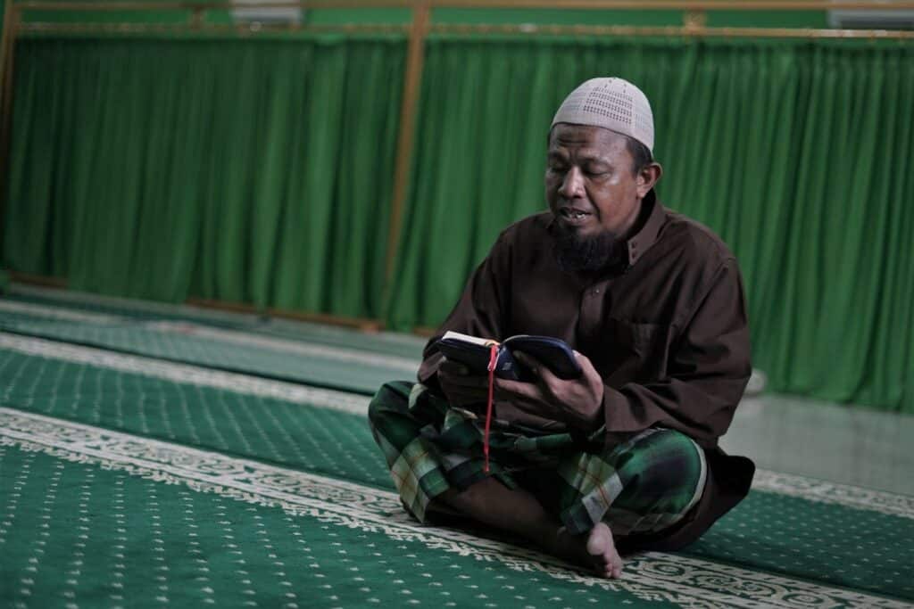 Busron Daeng Kawang saat aktivitas membaca Al-Qur’an di Masjid Al Muhajirin Manyumbeng (masjid sekitar dekat tempat tinggalnya sekarang di wilayah Kelurahan Biringkassi, Kecamatan Binamu, Jeneponto).