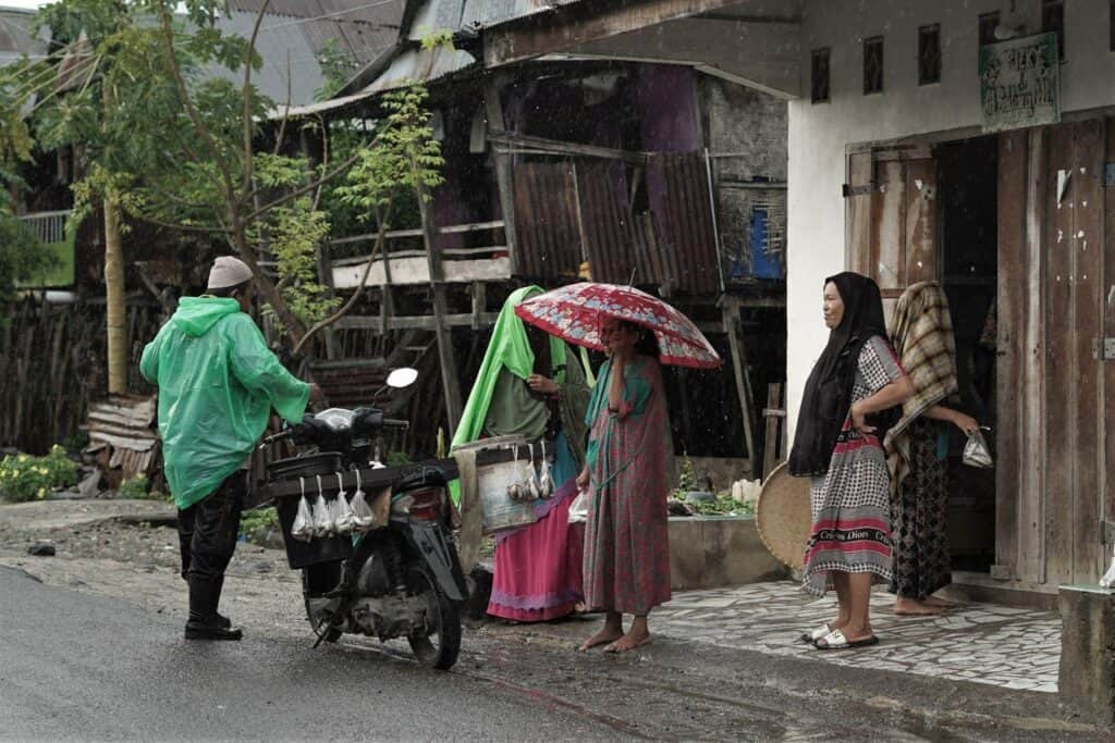 Busron Daeng Kawang ke pasar ikan dan berjualan ikan keliling dari kampung ke kampung di wilayah Kelurahan Biringkassi, Kecamatan Binamu, Jeneponto, menggunakan sepeda motornya sejak selepas solat subuh, jam 05.00-08.00 pagi.