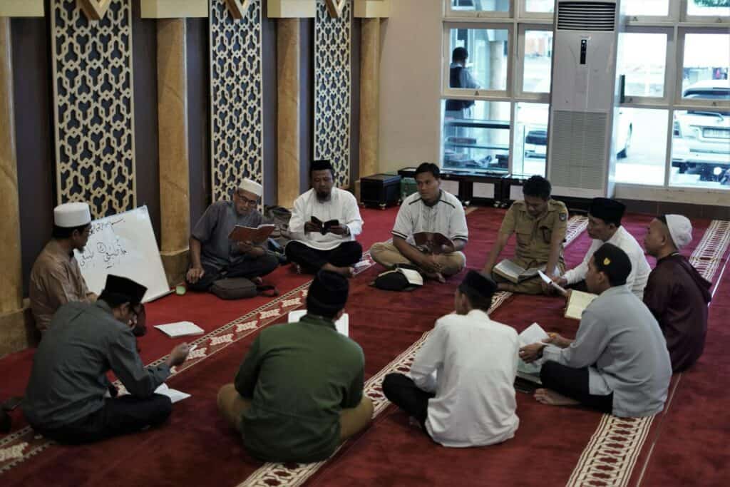 Aktivitas belajar santri laki-laki saat Forum Halaqah Qur’an di Masjid Agung Jeneponto.