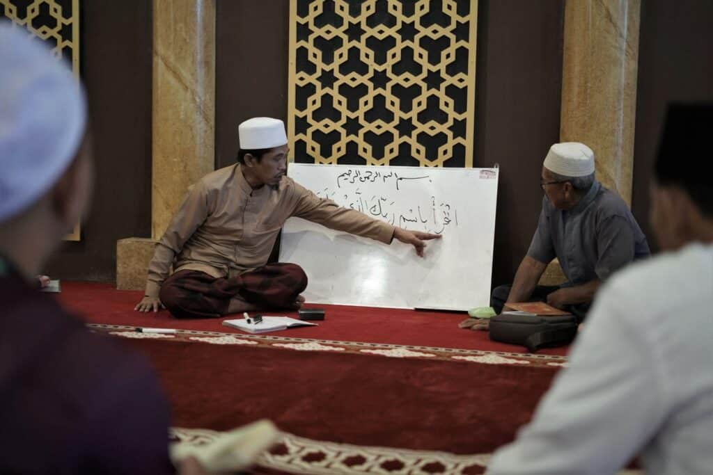 Ustaz Abdurrahman, Pembina Forum Halaqah Qur’an Jeneponto, mengajarkan tajwid dari surat Al-Alaq ayat 1 saat Aktivitas belajar Forum Halaqah Qur’an di Masjid Agung Jeneponto. Surat Al-Alaq merupakan ayat Al-Qur’an yang pertama kali diturunkan Allah SWT melalui malaikat Jibril kepada Nabi Muhammah SAW.