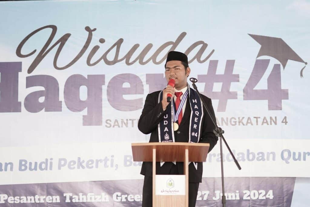 Di momen wisuda eTahfidz keempat di PTGL, Dzaky mewakili teman-teman seangkatannya, menyampaikan pesan dan kesannya kepada para orang tua, guru, dan orang tua asuh.