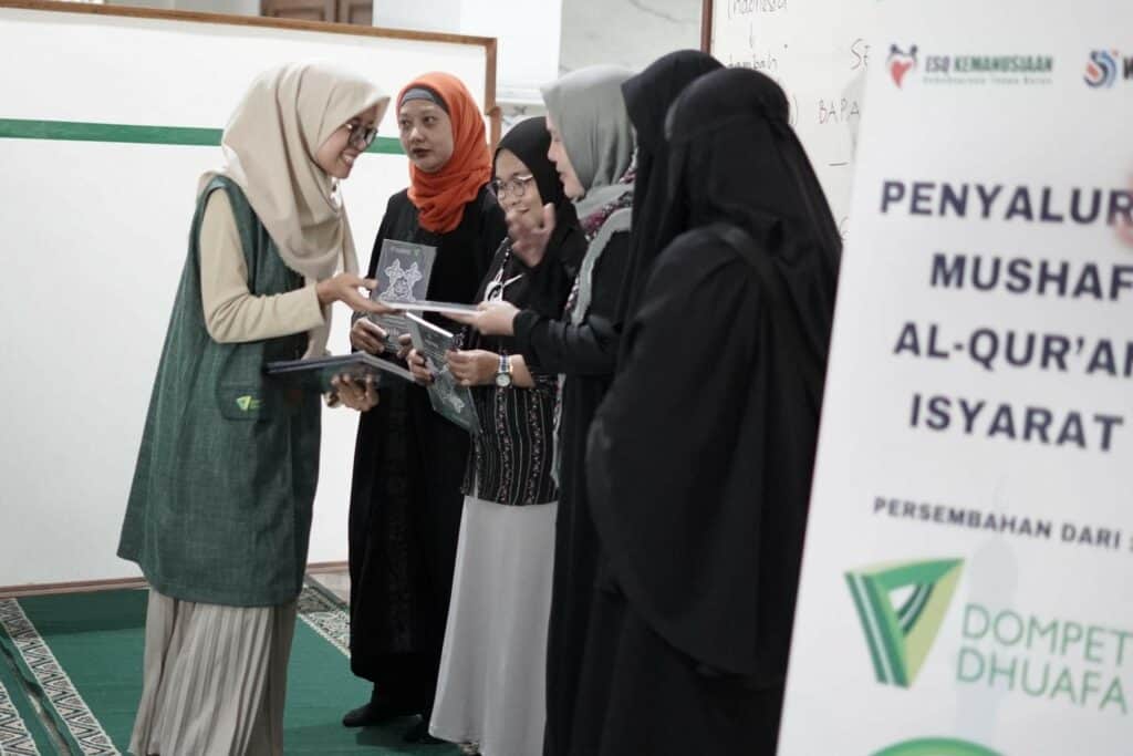 Penyaluran MQI kepada ibu-ibu tuli yang tergabung dalam Gerkatin DKI Jakarta dan Majelis Talim Tuli Indonesia (MTTI) di Jakarta Timur.