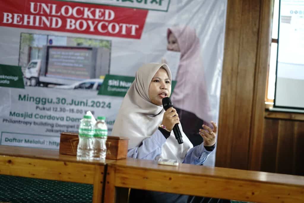 Siti Nur Fitriah, selaku pembicara dalam acara Talkshow “Unlock Behind Boycott: Memahami Esensi Boikot Produk Terafiliasi dengan Kegiatan Genosida” pada Sabtu, (30/7/2024) di Masjid  Cordofa Dompet Dhuafa.