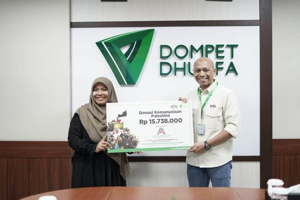 Serah terima donasi kemanusiaan untuk Palestina dari para donatur oleh Melukis Slide kepada Dompet Dhuafa.