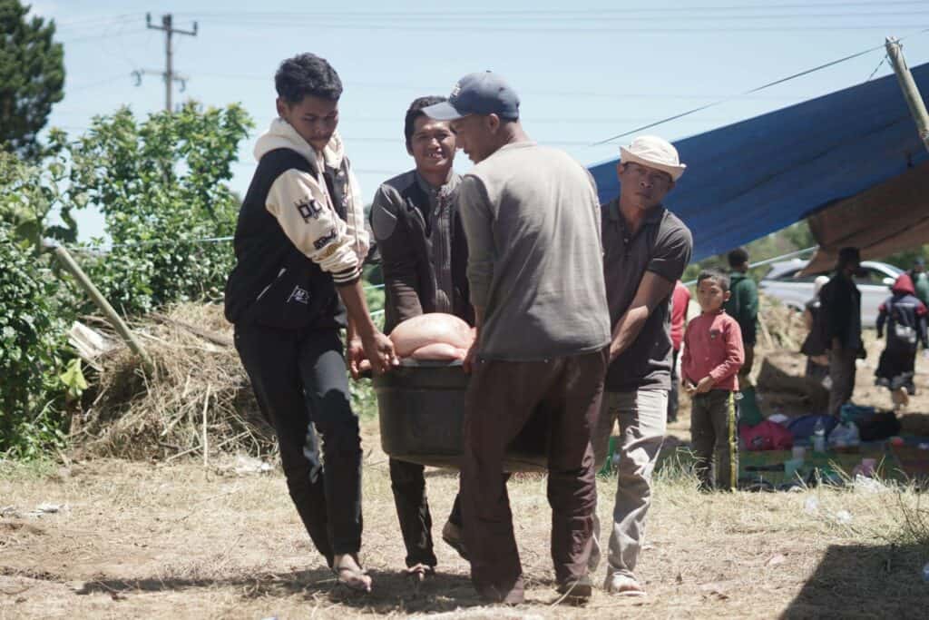 Antusias warga Barusjahe mengelola sapi kurban dari donatur Dompet Dhuafa pada THK 2024.