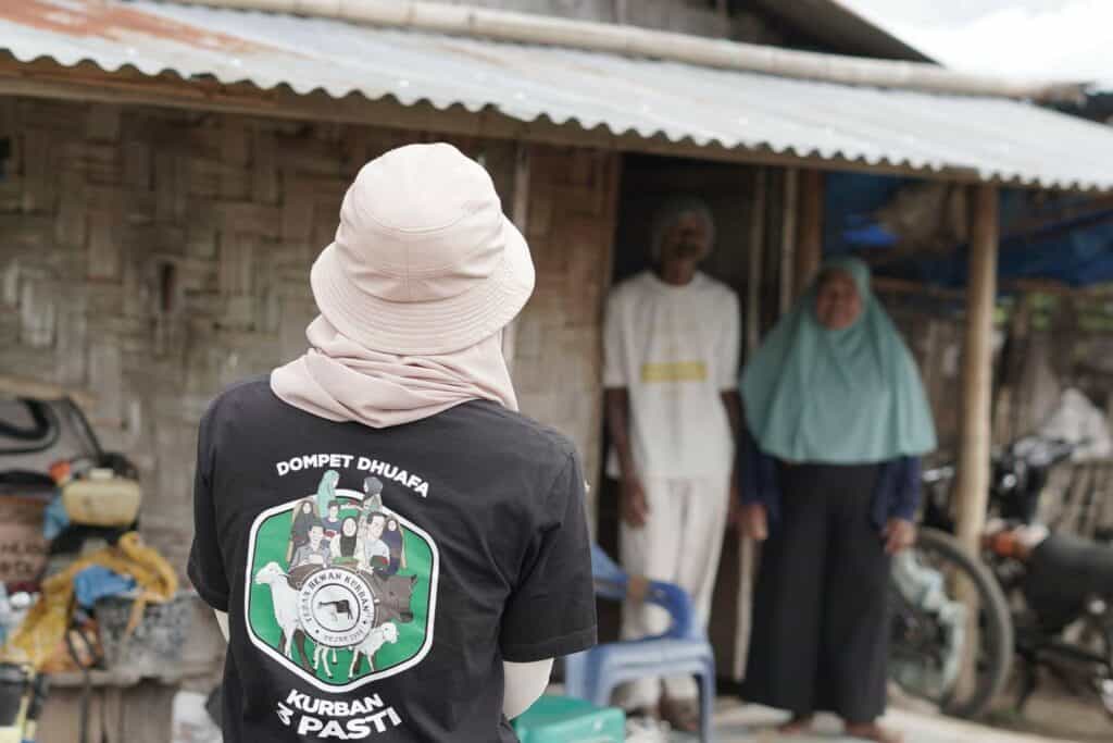 Tim THK Dompet Dhuafa menghampiri rumah-rumah para penerima manfaat untuk menyerahkan daging kurban yang menjadi hak mereka.