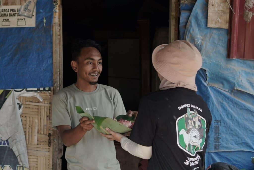 Sumringah wajah Josa saat mendapatkan daging kurban dari Dompet Dhuafa.