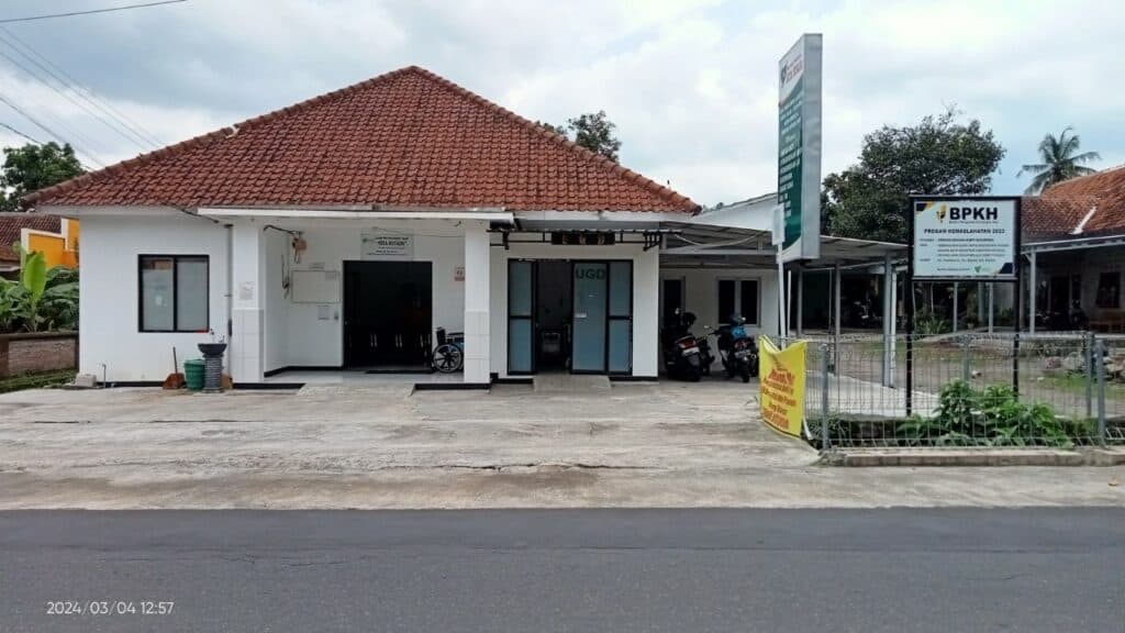 Klinik Adiguna Bakti Nusantara tampak luar di wilayah Desa Salakan, Teras, Boyolali. Klinik ini gratis bagi dhuafa sebagai program kemaslahatan umat.