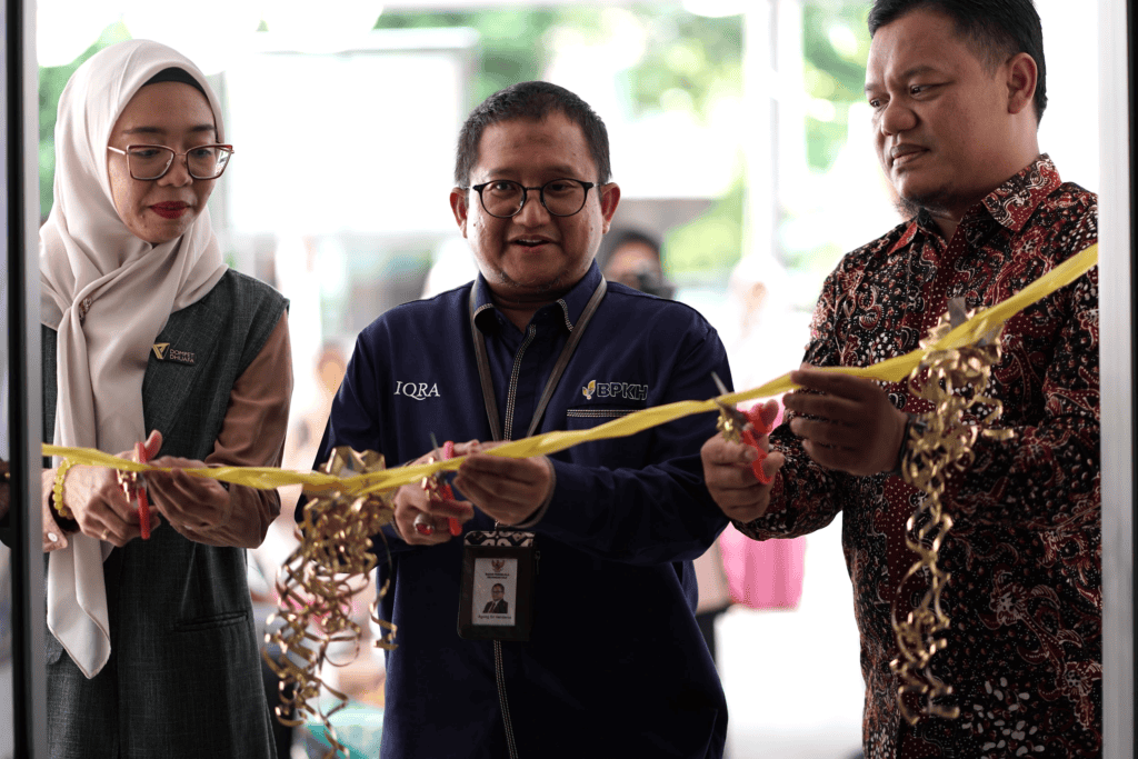 Proses pemotongan pita oleh Suci N. Qadarsih (kiri), Agung S. Hendarsa (tengah) dan Ahmad Yasih (kanan) dalam peresmian pembangunan klinik gratis bagi dhuafa Yayasan Adiguna Bakti Nusantara, Boyolali, Jawa Tengah, Jumat (05/07/2024).