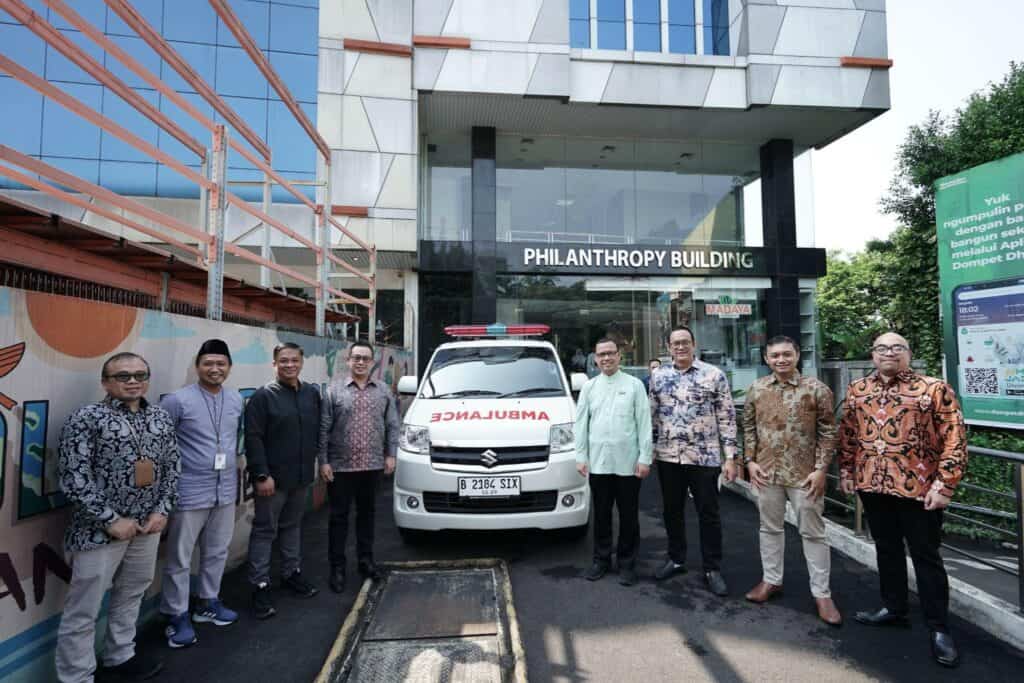 Jajaran Dompet Dhuafa dan CIMB Niaga Syariah meninjau unit ambulans sebelum kemudian meluncur menuju RS Hasyim Asyari di Jombang, Jawa Timur.