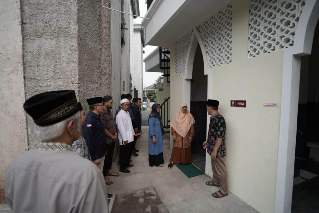 Pasca akad serah terima bantuan, BPKH dan Dompet Dhuafa bersama para warga penerima manfaat meninjau langsung fasilitas baru berupa pembangunan tempat wudhu & toilet di Masjid Al Manar Taman Duta, Sukmajaya, Depok Jawa Barat, di Masjid Al Manar Taman Duta Depok, Kamis (22/08/2024).