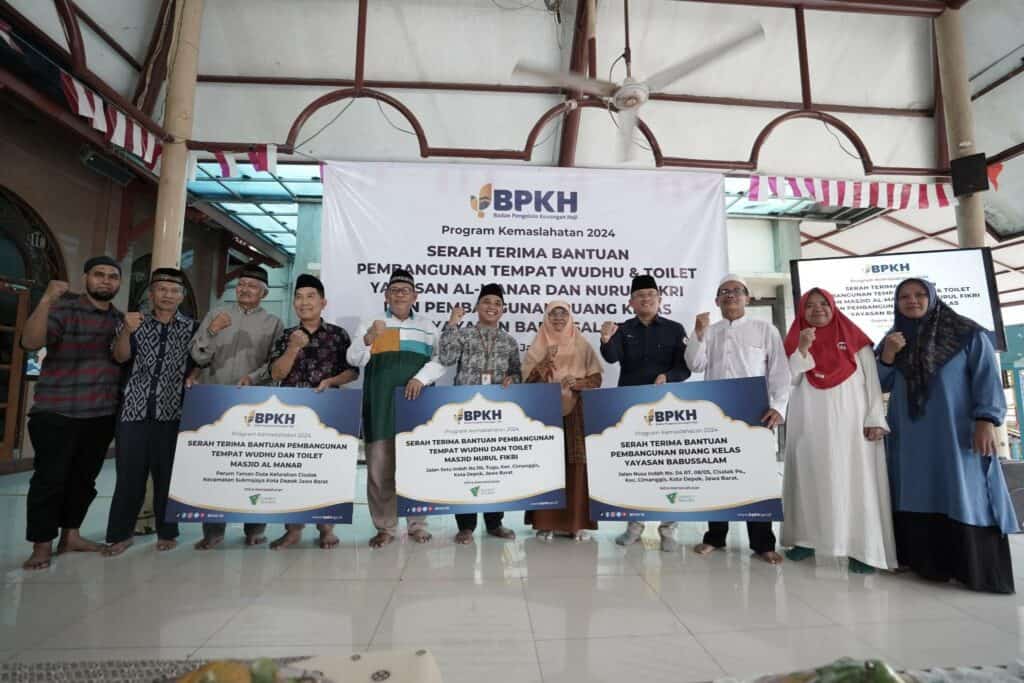 BPKH dan Dompet Dhuafa bersama para warga penerima manfaat donasi melakukan akad serah terima bantuan fasilitas baru berupa pembangunan tempat wudhu & toilet juga ruang asrama belajar di tiga titik wilayah Sukmajaya, Depok Jawa Barat, di Masjid Al Manar Taman Duta Depok, Kamis (22/08/2024).