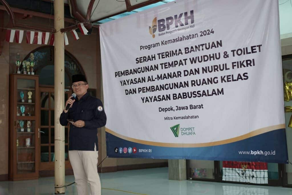 Miftahudin, Deputi Kemaslahatan BPKH memberi sambutan dalam akad serah terima bantuan fasilitas baru berupa pembangunan tempat wudhu & toilet juga ruang asrama belajar di tiga titik wilayah Sukmajaya, Depok Jawa Barat, di Masjid Al Manar Taman Duta Depok, Kamis (22/08/2024).