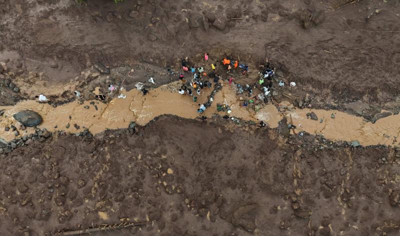 Foto udara sejumlah petugas SAR gabungan menyingkirkan material lumpur saat pencarian korban banjir bandang di Kelurahan Rua, KotaTernate Maluku Utara, Ahad (25/08/2024). (Dok. Antara Foto/Andri Saputra)