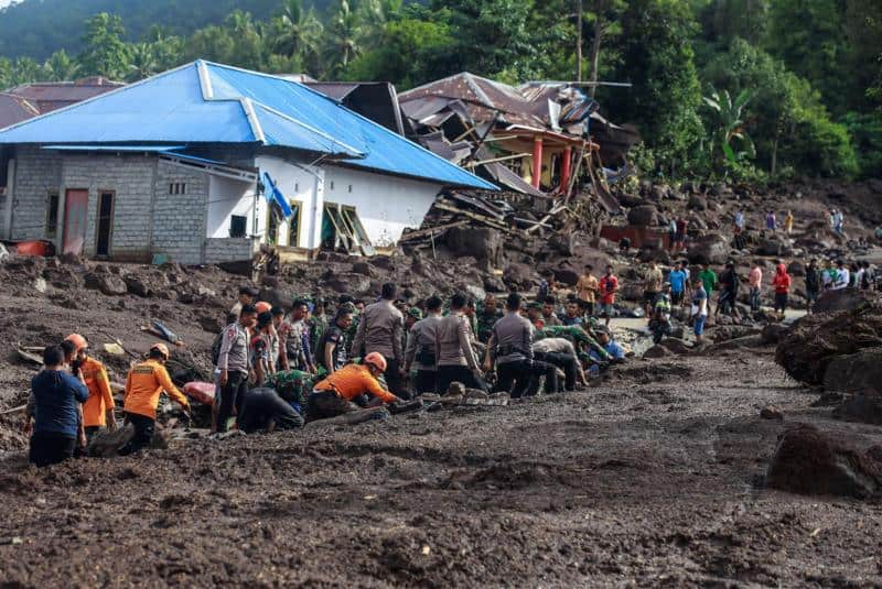 Sejumlah petugas SAR gabungan melakukan pencarian korban yang tertimbun akibat banjir bandang di Kelurahan Rua, Kota Ternate, Maluku Utara, Ahad (25/08/2024). (Dok. Antara Foto/Andri Saputra)