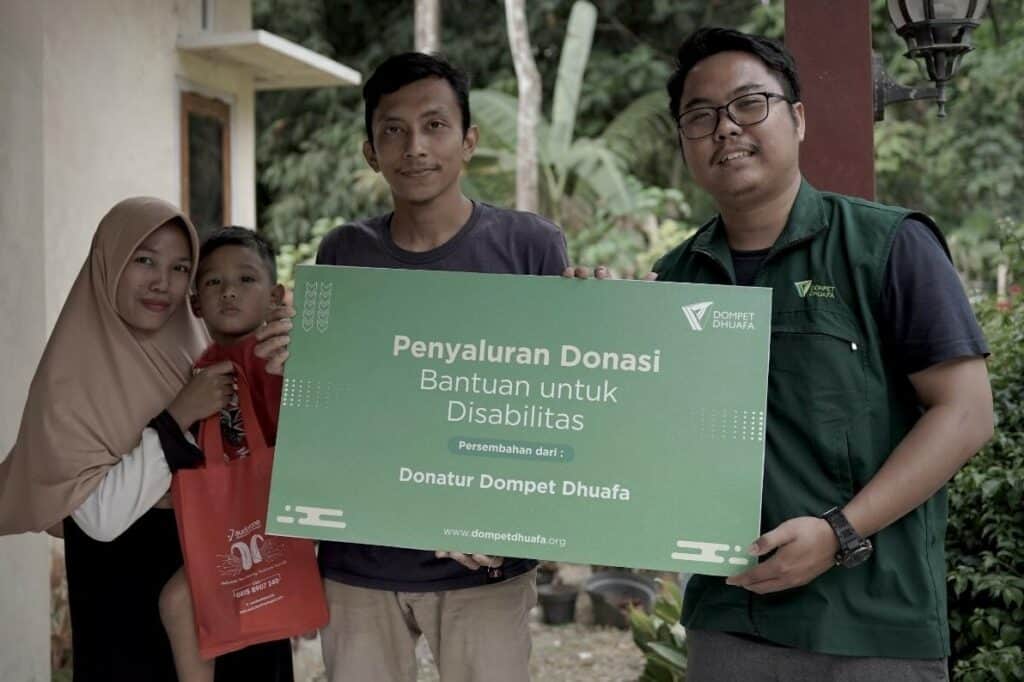 Penyaluran donasi bantuan untuk disabilitas amanah donatur Dompet Dhuafa berupa Alat Bantu Dengar (ABD) di wilayah Kabupaten Banjarnegara, Jawa Tengah, Rabu (14/08/2024).