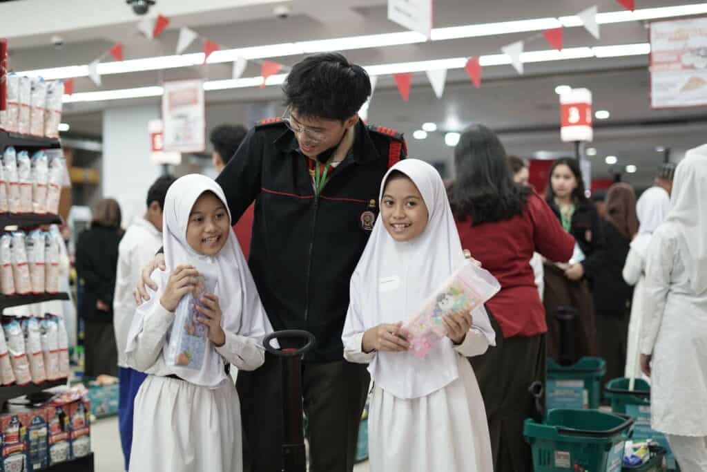 Keseruan antar peserta dan pendamping pada kegiatan Belanja Bareng Yatim di Lotte Mart, Green Pramuka Square. 