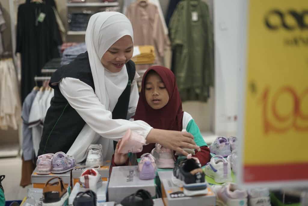 Kebahagiaan anak-anak yatim saat berbelanja kebutuhan sehari-hari.