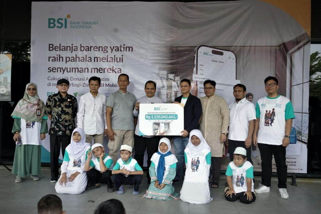 Penyerahan secara simbolis bantuan untuk program Belanja Bareng Yatim, yang diserahkan oleh BSI kepada beberapa perwakilan LAZ. 