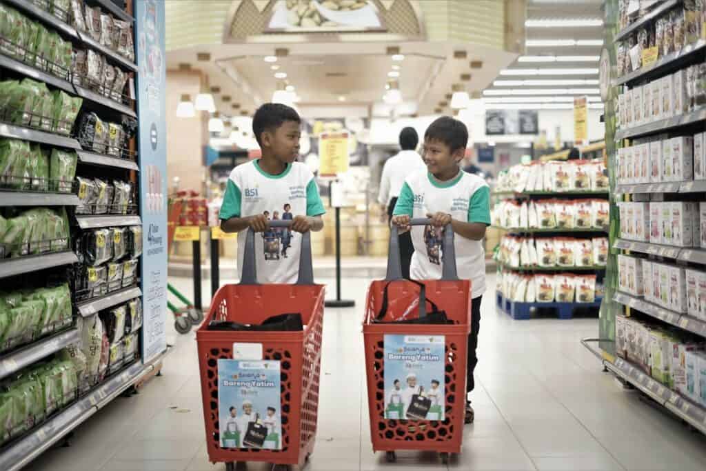 Kebahagiaan anak-anak yatim saat berbelanja kebutuhan sehari-hari. 