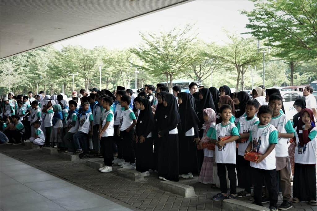 Sebanyak 140 anak yatim tengah berkumpul untuk mengikuti program Belanja Bareng Yatim, kolaborasi kebaikan antara BSI, Lulu Hypermarket dan tujuh LAZ, pada Sabtu, (27/7/2024).