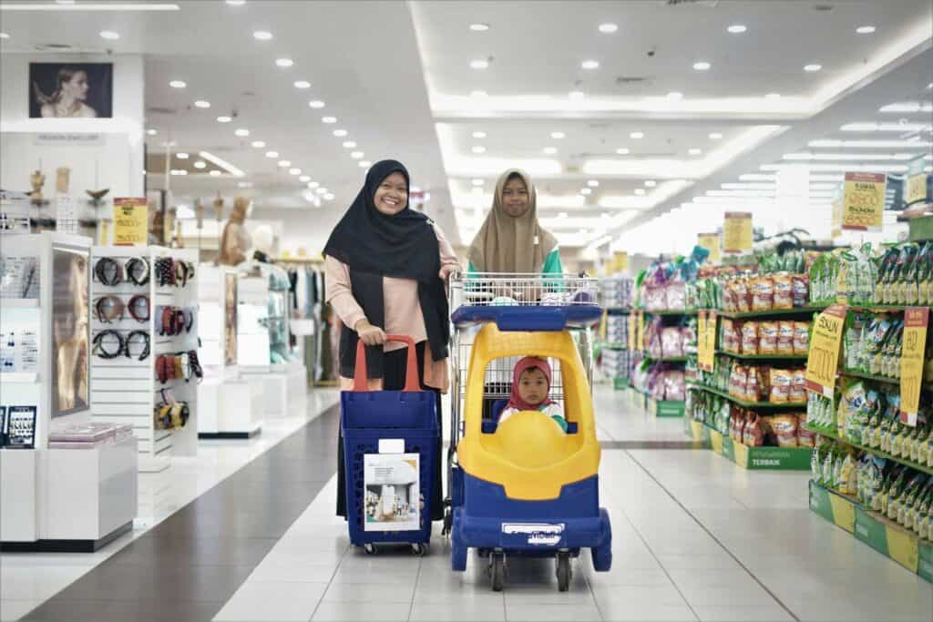 Kebahagiaan anak-anak yatim saat berbelanja kebutuhan sehari-hari. 