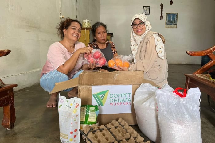 Dompet Dhuafa Waspada memberikan bantuan sembako kepada keluarga pengemudi ojol yang meninggal dunia.