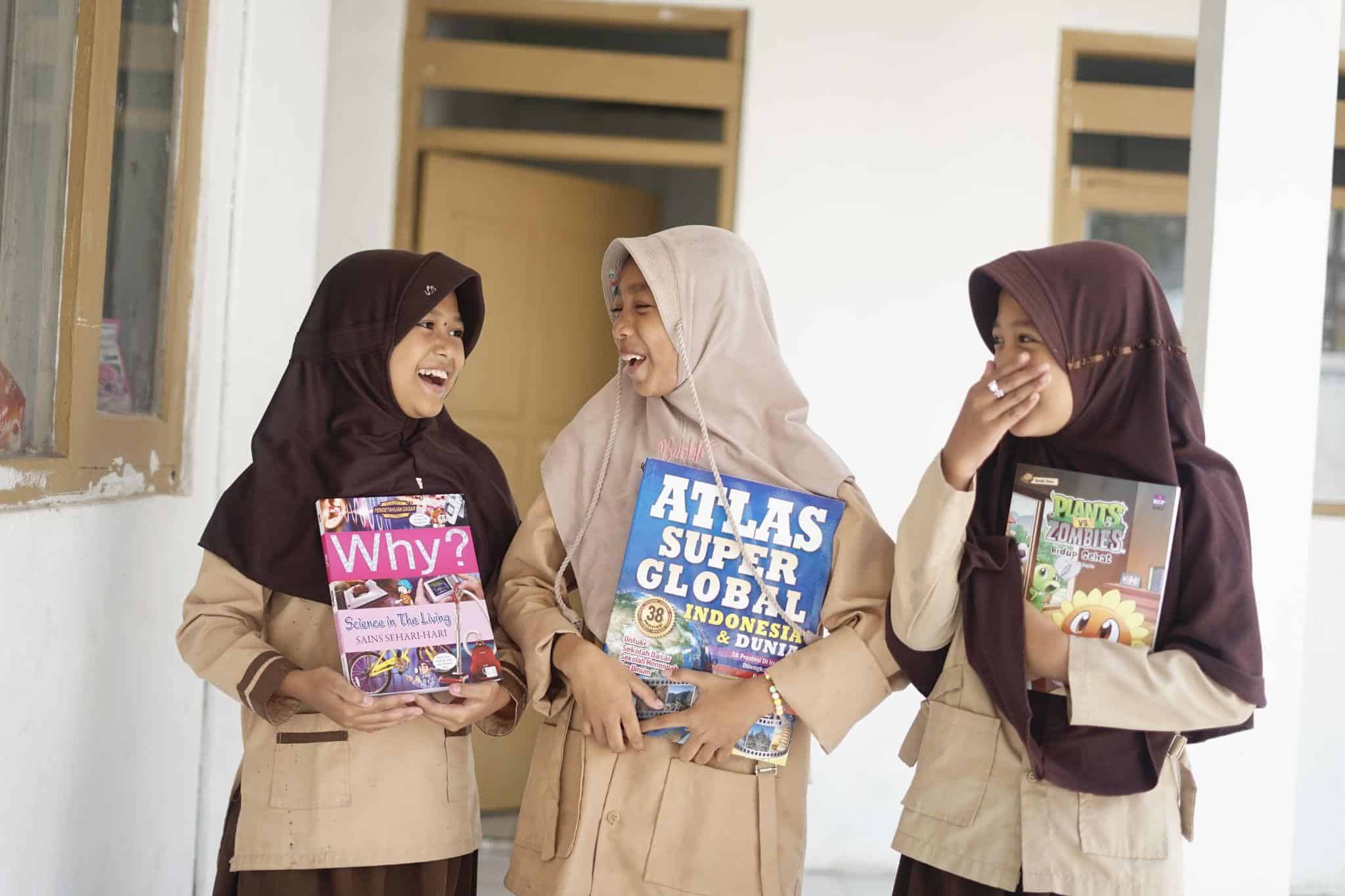 Siswa MI Al Arsaniyah berbahagia menerima paket buku dari Tempo.