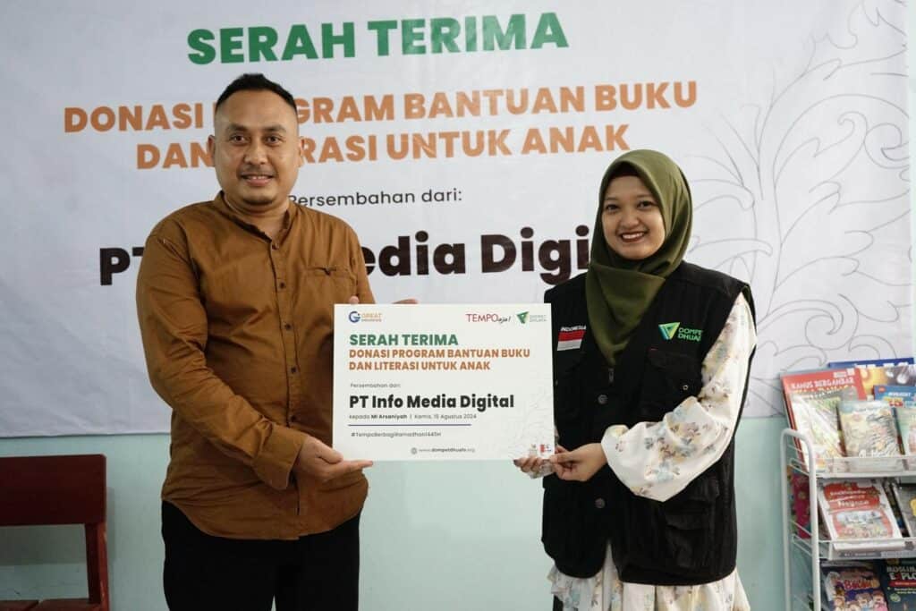 Serah terima secara simbolis 50 paket buku dari Tempo dan Dompet Dhuafa diwakili oleh Tim Partnership Dompet Dhuafa, Dian Sukma Riany, kepada pihak MI Al Arsaniyah yang diwakili Kepala Sekolah, Iyus Yuli Firdaus, di Ciampea, Bogor, pada Kamis (15/08/2024).