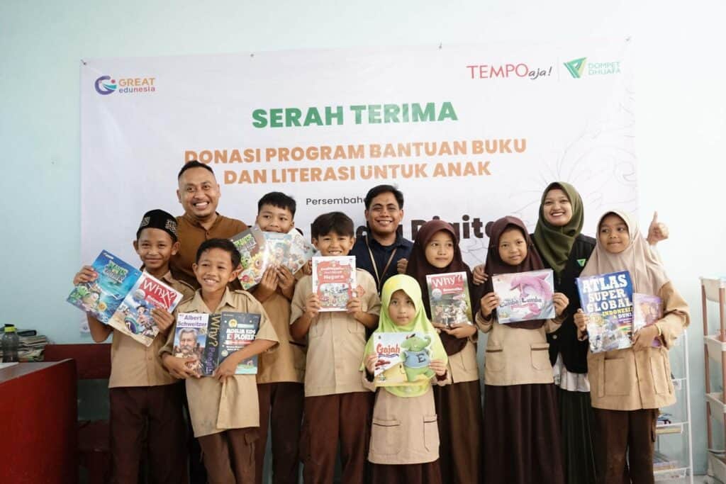 Siswa MI Al Arsaniyah berbahagia menerima paket buku dari Tempo.