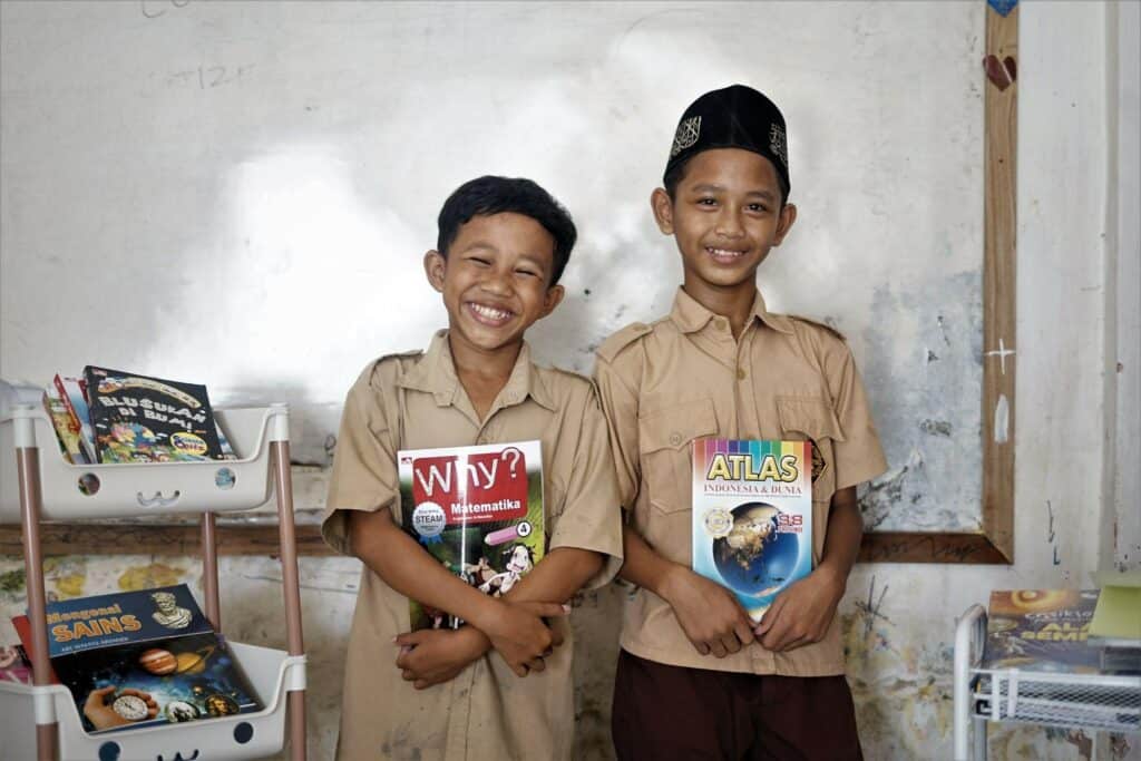 Siswa MI Al Arsaniyah berbahagia menerima paket buku dari Tempo.