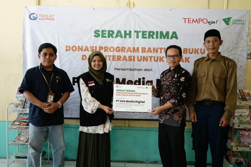 Serah terima secara simbolis 50 paket buku kepada MI Muhammadiyah Dahu yang diwakili oleh Kepala Sekolah sekolah MI Muhammadiyah Dahu (Supriyadi) dan Ketua Pimpinan Ranting Muhammadiyah (Syaripuddin), perwakilan Dompet Dhuafa (Agung Pardini dan Dian Sukma Riany), di Leuwiliang, Bogor, Kamis (15/08/2024).