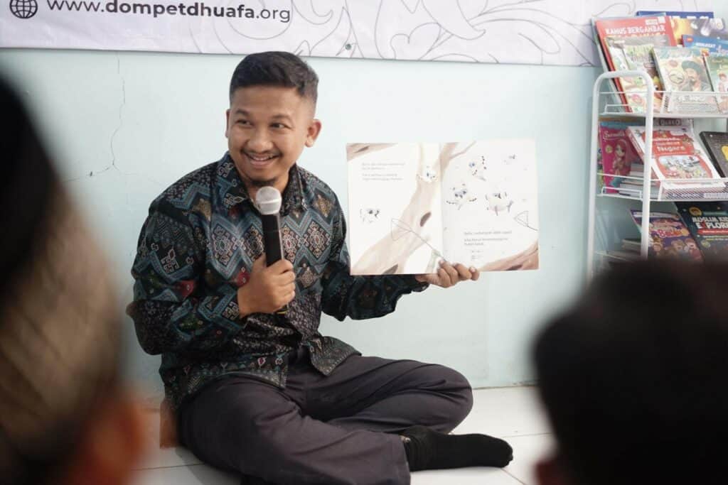 Simulasi Praktik Membaca Nyaring (Read a loud) bersama Kak Dian Sumantri, pendongeng dan pustawakan dari Great Edunesia bersama para siswa, Kamis (15/08/2024).