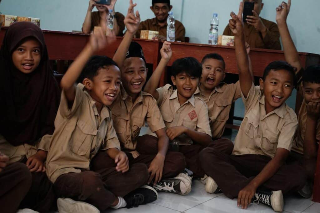 Para siswa MI Al Arsaniyah antusias mengikuti Simulasi Praktik Membaca Nyaring (Read a loud) bersama Kak Dian Sumantri, pendongeng dan pustawakan dari Great Edunesia, Kamis (15/08/2024).