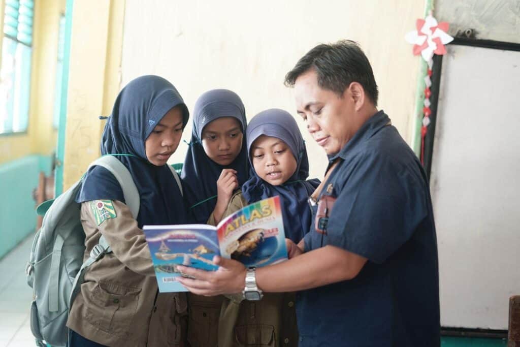 Agung Pardini dari Great Edunesia Dompet Dhuafa berdiskusi dengan para siswi di MI Muhammadiyah Dahu terkait  pengetahuan umum dari buku baru Tempo  "Atlas", Kamis (15/08/2024).