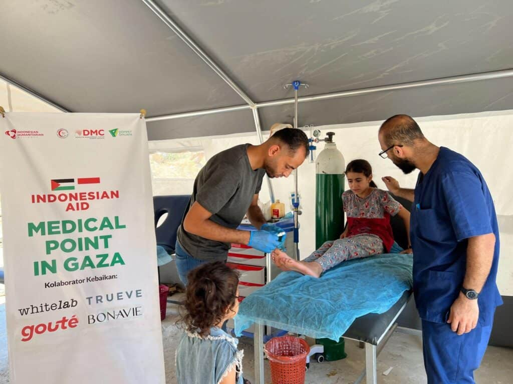 Seorang anak di Palestina sedang mendapatkan penanganan medis di RS Medical Point.