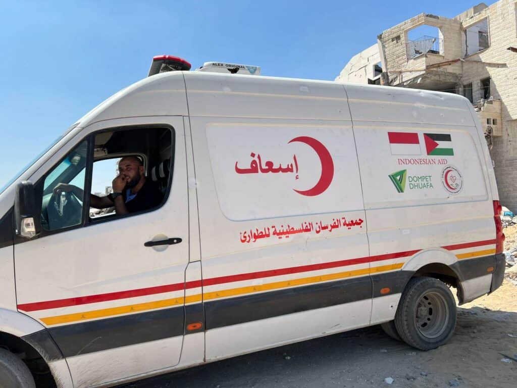 Satu unit ambulans dari masyarakat Indonesia bersiaga untuk melayani masyarakat Palestina di Gaza Utara dan mendatangi rumah-rumah pasien untuk melakukan penanganan medis.