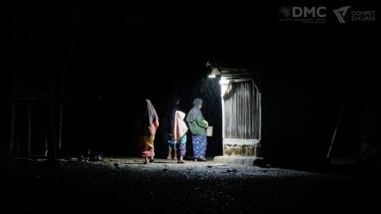 Warga Kampung Eon Ana, Desa Ello, Kecamatan Fatukopa, Kabupaten Timor Tengah Selatan, yang minim akan akses listrik.