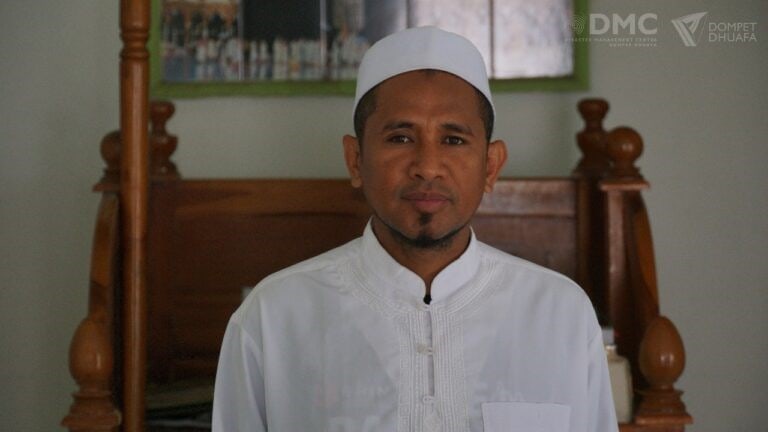 Ustaz Syamsuddin, tokoh keagamaan Kampung Tubleu, Desa Bila, Kecamatan Amanuban Timur, Kabupaten Timor Tengah Selatan, yang minim akan akses listrik.