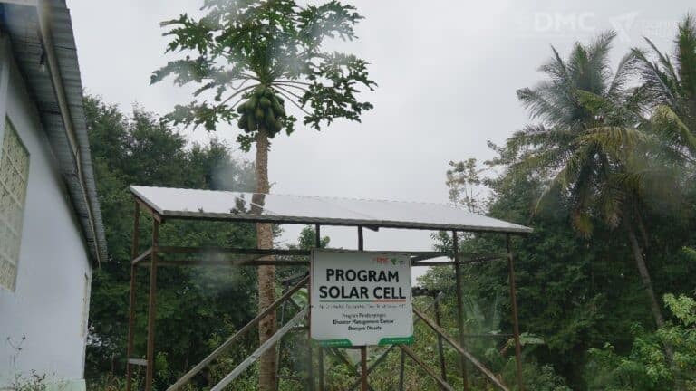 Instalasi panel surya oleh DMC dan Dompet Dhuafa NTT di Masjid Babul Jihad, Kampung Tubleu, Desa Bila, Kecamatan Amanuban Timur, TTS.