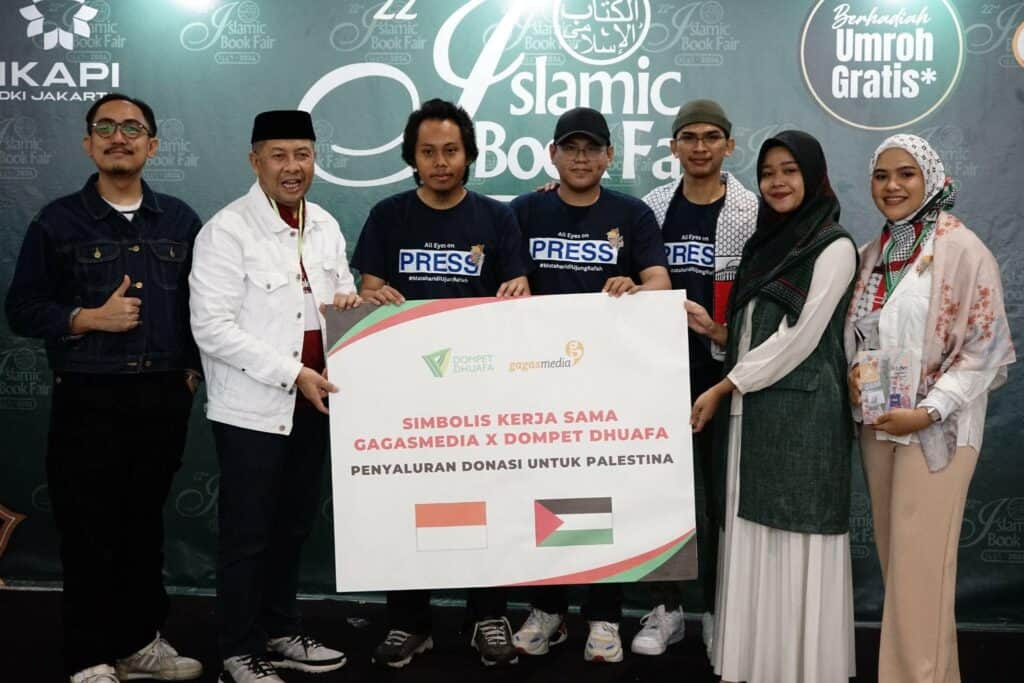 Simbolis kerja sama antara GagasMedia dan Dompet Dhuafa, Penyaluran Donasi untuk Palestina pada Sabtu (17/8/2024).