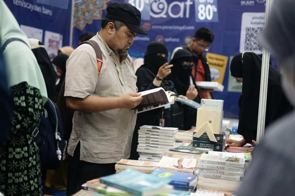 Para pengunjung memenuhi booth pada gelaran Islamic Book Fair 2024. 