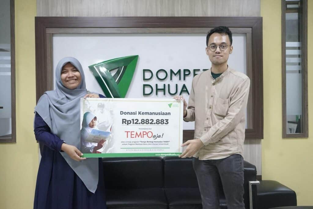 Gambar menunjukkan proses serah terima donasi kemanusiaan Program Bantuan Buku dan Literasi Untuk Anak dari Tempo kepada Dompet Dhuafa pada Rabu (31/7/2024).