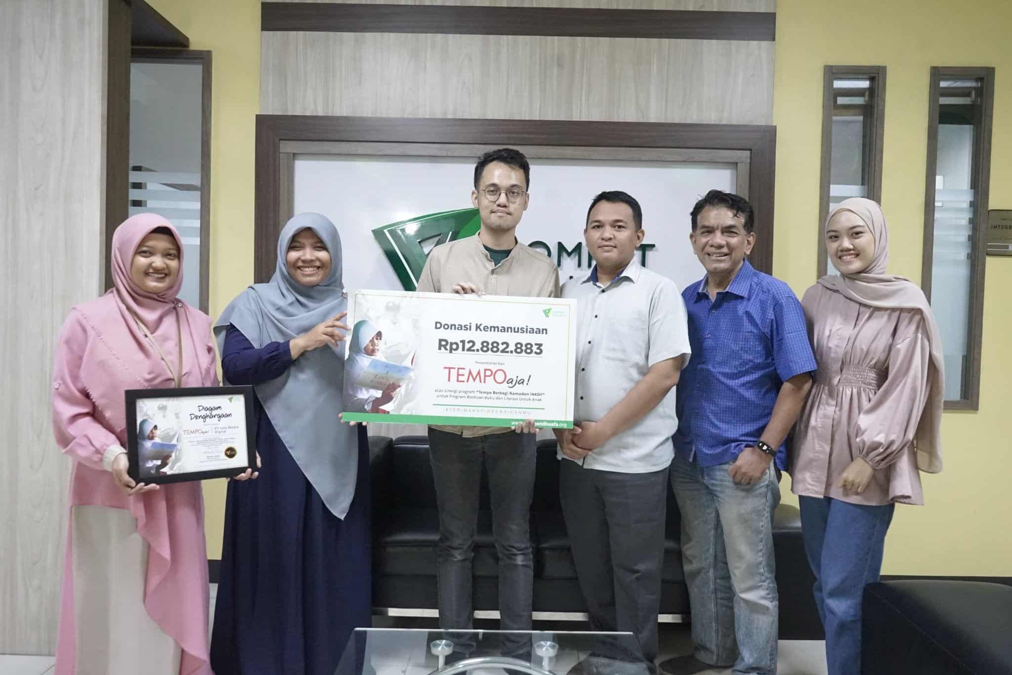 Serah terima donasi kemanusiaan untuk Program ‘Bantuan Buku dan Literasi Untuk Anak’ oleh Tempo kepada Dompet Dhuafa di Gedung Filantropi, Jakarta Selatan pada Rabu (31/7/2024).